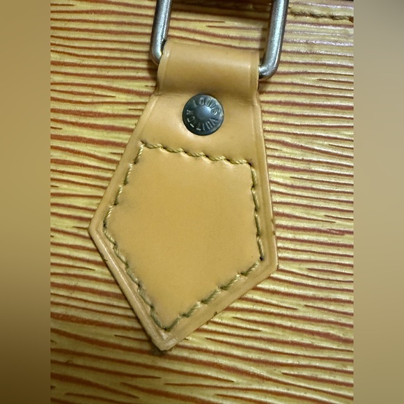 LOUIS VUITTON SAC TRIANGLE EPI - Picture 15 of 16